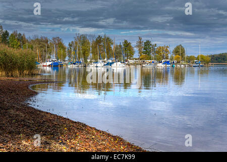 Der Fischer (Fisher) Bootshafen, Hafen am See Chiemsee, Chiemgau, Oberbayern, Deutschland, Europa. Stockfoto