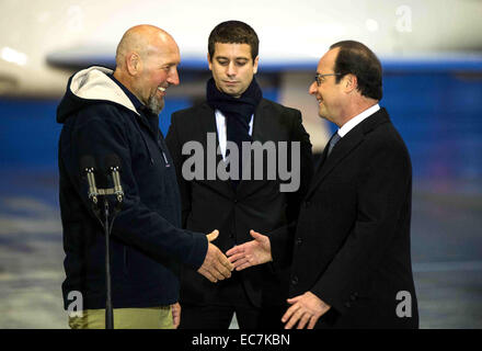 Paris, Paris. 10. Dezember 2014. Frankreichs Serge Lazarevic(L) schüttelt die Hand mit der französische Präsident Francois Hollande(R) nach der Ankunft in Villacoublays Militärflughafen, westlich von Paris, 10. Dezember 2014. Französisch Gastroenterolgie Francois Hollande am Dienstag angekündigt, die letzten verbliebene französischen Geisel in den Händen der nordafrikanischen Arm Qaedas AQIM befreit wurde. Lazarevic, 50 Jahre alt, wurde von AQIM in der Nacht des 24. November 2011, zusammen mit Phillippe Verdon entführt, zwei Jahre nach getötet wurde. © Etienne Laurent/Xinhua/Alamy Live-Nachrichten Stockfoto