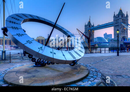 St Katherines Dock Sonnenuhr, Jubilee Walkway, London, England Stockfoto