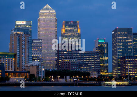 Canary Wharf Financial District in der Nacht, London, England Stockfoto