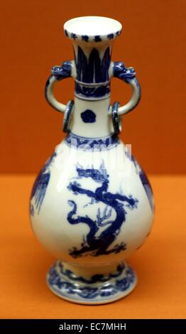 Drache und Phoenix Vase, Kangxi Herrschaft (1662-1722), Qing Dynastie. Phoenixes und Drachen vertreten weiblich und männlich, Yin und Yang. Sie waren auch die Symbole für die Kaiserinnen und Könige. Eine Braut in einem traditionellen chinesischen Hochzeit konnten phoenixes bestickt auf ihr Kleid, um zu zeigen, dass Sie "Kaiserin für einen Tag". Stockfoto