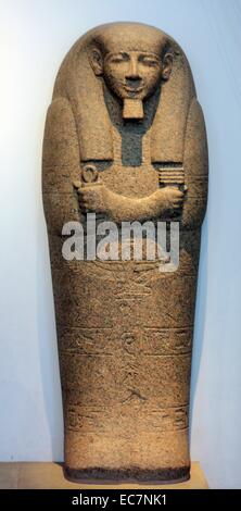 Deckel der Sarkophag aus rotem Granit Pahemnetjer. 19. Dynastie, etwa 1250 v. Chr.. Von Sakkara. Dieser Deckel gehörte zu den Sarg der Hohepriester des Ptah von Memphis, Pahemnetjer. Die Figur der Mutter kann auf der Brust gesehen werden. Stockfoto