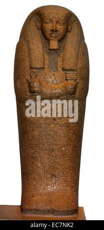 Deckel der Sarkophag aus rotem Granit Pahemnetjer. 19. Dynastie, etwa 1250 v. Chr.. Von Sakkara. Dieser Deckel gehörte zu den Sarg der Hohepriester des Ptah von Memphis, Pahemnetjer. Die Figur der Mutter kann auf der Brust gesehen werden. Stockfoto