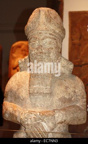 Attendant Gott. Assyrische, ca. 810-800 v. Chr.. Von Nimrud, Tempel des NABU. Dieser Gott, mit seinen paar gegenüber, stand vor der Tür im Tempel des Nabu, Gott der Schrift. Beide wurden zum Nabu gewidmet. Stockfoto