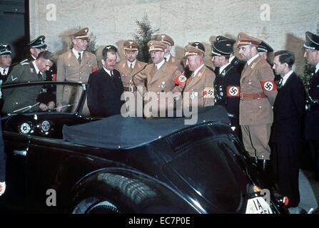 Farbe Foto von Adolf Hitler (1889-1945) und andere NS-Beamten bewundern Hitlers 50. Geburtstag - ein Volkswagen Cabrio. Vom 1939 Stockfoto