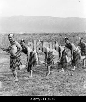 Foto von fünf Māori-Männer in traditioneller Kleidung, die Durchführung der Haka Tanz. Haka ist ein traditionelles ancestral Schlachtruf, Tanz oder Herausforderung von den Māori Menschen in Neuseeland. Vom 1900 Stockfoto