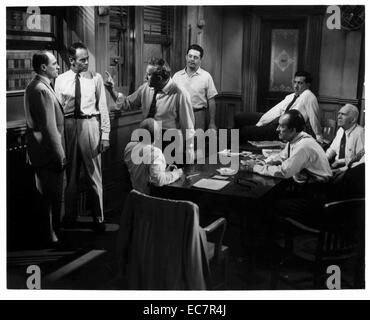 12 Angry Men ist ein US-amerikanischer Spielfilm von 1957. Geschrieben und von Reginald Rose produziert und Hauptdarsteller Henry Fonda. Es erzählt die Geschichte von zwölf Mitglieder einer Jury diskutieren Schuld eines Beklagten. Für die National Film Registry der Vereinigten Staaten, die von der Bibliothek des Kongresses ausgewählt. Stockfoto