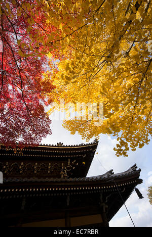 Japanische Pagode in herbstlichen Farben, Kyoto, Japan. Stockfoto