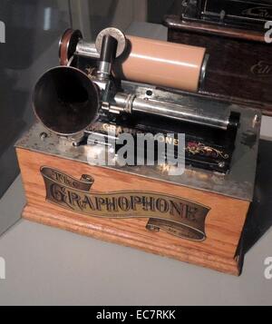 Gramophone für Cinema Sound verwendet. Das grammophon wurde von der Norwegischen Film Pionier und Kino Regisseur Hugo Hermansen besaß. Schallplattenwiedergabegeräte wurden in den frühesten Kinos verwendet Stummfilm zu begleiten. Emile Berliner, ein deutscher Einwanderer in den USA konkurriert mit Edison auf mehrere Erfindungen. Er verwendete flache Scheiben anstelle von Zylindern, die einen Vorteil in der Massenfertigung von Aufnahmen war. Stockfoto