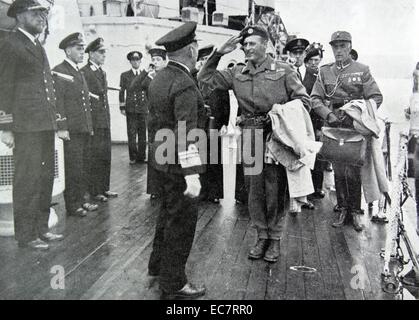 Prinz Olav von Norwegen kehrt nach Hause zurück auf die HMS Norfolk nach der Befreiung von Norwegen nach dem zweiten Weltkrieg Stockfoto