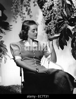 Bette Davis (1908-1989) - auch bekannt als die First Lady des amerikanischen Kinos - ein amerikanischer Film, Fernsehen und Theater Schauspielerin. Bemerkenswert, weil von ihrer Bereitschaft, Bitterbösen und Verständnislose Charaktere spielen Sie mit gleicher Lohn für Frauen im Film Stockfoto