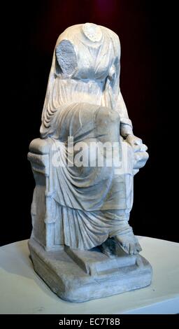 Marmorstatue einer sitzende Muse. Dies ist Clio, die Muse der Geschichte, der eine Schriftrolle in der linken Hand hält.  Roman, 1-200 n. Chr.. Stockfoto