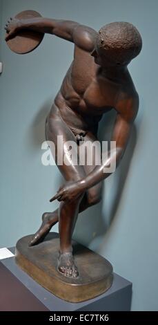 Diskobolos (Discus-Werfer) von Myron. Ein Athlet ist in einer straffen, tastend darstellen, über das Diskuswerfen - einer von fünf Veranstaltungen der Pentathlete aufgewickelt. Die Besetzung vereint eine kopflose Statue aus die Hadriansvilla und der Kopf einer Statue in Rom gefunden. Eng von einer verlorenen bronze Victor statue Kopiert von der athenischen Bildhauer Myron, aktiven c 460-440 BC. Stockfoto