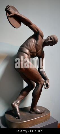 Diskobolos (Discus-Werfer) von Myron. Ein Athlet ist in einer straffen, tastend darstellen, über das Diskuswerfen - einer von fünf Veranstaltungen der Pentathlete aufgewickelt. Die Besetzung vereint eine kopflose Statue aus die Hadriansvilla und der Kopf einer Statue in Rom gefunden. Eng von einer verlorenen bronze Victor statue Kopiert von der athenischen Bildhauer Myron, aktiven c 460-440 BC. Stockfoto