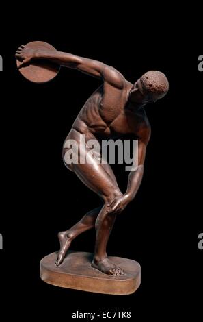 Diskobolos (Discus-Werfer) von Myron. Ein Athlet ist in einer straffen, tastend darstellen, über das Diskuswerfen - einer von fünf Veranstaltungen der Pentathlete aufgewickelt. Die Besetzung vereint eine kopflose Statue aus die Hadriansvilla und der Kopf einer Statue in Rom gefunden. Eng von einer verlorenen bronze Victor statue Kopiert von der athenischen Bildhauer Myron, aktiven c 460-440 BC. Stockfoto