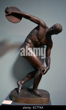 Diskobolos (Discus-Werfer) von Myron. Ein Athlet ist in einer straffen, tastend darstellen, über das Diskuswerfen - einer von fünf Veranstaltungen der Pentathlete aufgewickelt. Die Besetzung vereint eine kopflose Statue aus die Hadriansvilla und der Kopf einer Statue in Rom gefunden. Eng von einer verlorenen bronze Victor statue Kopiert von der athenischen Bildhauer Myron, aktiven c 460-440 BC. Stockfoto