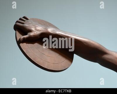 Diskobolos (Discus-Werfer) von Myron. Ein Athlet ist in einer straffen, tastend darstellen, über das Diskuswerfen - einer von fünf Veranstaltungen der Pentathlete aufgewickelt. Die Besetzung vereint eine kopflose Statue aus die Hadriansvilla und der Kopf einer Statue in Rom gefunden. Eng von einer verlorenen bronze Victor statue Kopiert von der athenischen Bildhauer Myron, aktiven c 460-440 BC. Stockfoto