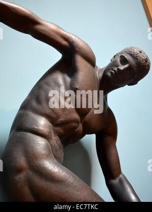 Diskobolos (Discus-Werfer) von Myron. Ein Athlet ist in einer straffen, tastend darstellen, über das Diskuswerfen - einer von fünf Veranstaltungen der Pentathlete aufgewickelt. Die Besetzung vereint eine kopflose Statue aus die Hadriansvilla und der Kopf einer Statue in Rom gefunden. Eng von einer verlorenen bronze Victor statue Kopiert von der athenischen Bildhauer Myron, aktiven c 460-440 BC. Stockfoto