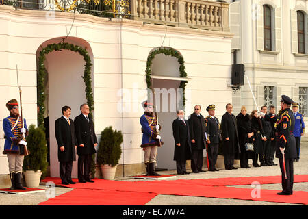 Der ungarische Präsident Janos Ader (links) offizielle besucht Slowakei und slowakische Präsident Andrej Kiska (rechts) vor Präsidentenpalast in Bratislava, Slowakei, am 10. Dezember 2014 trifft. (CTK Foto/Jan Koller) Stockfoto