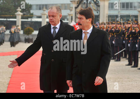 Ungarischen Staatspräsidenten Janos Ader (rechts) offizielle Besuche Slowakei und slowakische Präsident Andrej Kiska (links) vor Präsidentenpalast in Bratislava, Slowakei, am 10. Dezember 2014 trifft. (CTK Foto/Jan Koller) Stockfoto