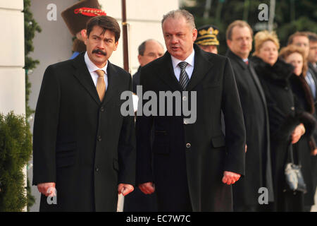 Der ungarische Präsident Janos Ader (links) offizielle besucht Slowakei und slowakische Präsident Andrej Kiska (rechts) vor Präsidentenpalast in Bratislava, Slowakei, am 10. Dezember 2014 trifft. (CTK Foto/Jan Koller) Stockfoto