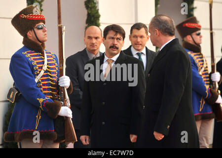 Der ungarische Präsident Janos Ader (links) offizielle besucht Slowakei und slowakische Präsident Andrej Kiska (rechts) vor Präsidentenpalast in Bratislava, Slowakei, am 10. Dezember 2014 trifft. (CTK Foto/Jan Koller) Stockfoto