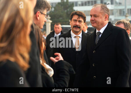 Der ungarische Präsident Janos Ader (links) offizielle besucht Slowakei und slowakische Präsident Andrej Kiska (rechts) vor Präsidentenpalast in Bratislava, Slowakei, am 10. Dezember 2014 trifft. (CTK Foto/Jan Koller) Stockfoto