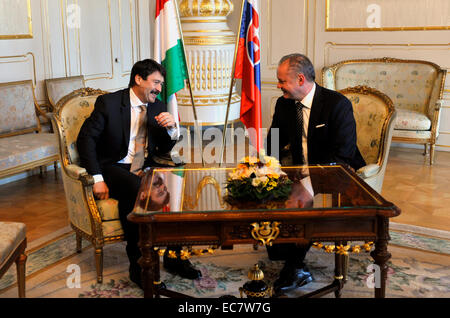 Ungarischen Staatspräsidenten Janos Ader (links) Gespräche mit slowakische Präsident Andrej Kiska (rechts) im Präsidentenpalast bei seinem offiziellen Besuch in Bratislava, Slowakei, am 10. Dezember 2014. (CTK Foto/Jan Koller) Stockfoto