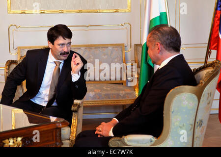 Ungarischen Staatspräsidenten Janos Ader (links) Gespräche mit slowakische Präsident Andrej Kiska (rechts) im Präsidentenpalast bei seinem offiziellen Besuchen Sie Bratislava, Slowakei, am 10. Dezember 2014. (CTK Foto/Jan Koller) Stockfoto