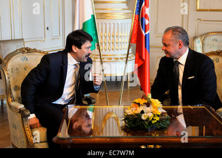 Ungarischen Staatspräsidenten Janos Ader (links) Gespräche mit slowakische Präsident Andrej Kiska (rechts) im Präsidentenpalast bei seinem offiziellen Besuchen Sie Bratislava, Slowakei, am 10. Dezember 2014. (CTK Foto/Jan Koller) Stockfoto