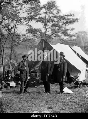 Präsident Lincoln mit Gen. George B. McClellan und Generalmajor John A. McClernand in der Schlacht von Antietam in Maryland. Das Bild wurde bei seinem Besuch in General McClellan, Oberbefehlshaber der Armee des Potomac getroffen, zu ermutigen, "Little Mac' Angriff der Konföderierten Armee. Stockfoto