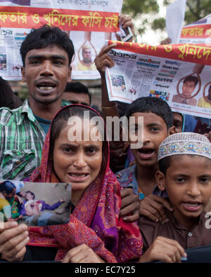 Dhaka, Bangladesch. 10. Dezember 2014. Strohalm Mitglieder machte Menschenkette halten Bilder von ihrer vermissten Angehörigen anlässlich des internationalen Tages der Menschenrechte in Dhaka. Rechte Organisation zufolge zufolge Odhikar 150 Personen, hauptsächlich aus politischen Hintergründe zum Opfer Verschwindenlassen von Januar 2009 bis August 2014 fiel. Bildnachweis: Zakir Hossain Chowdhury Zakir/Alamy Live-Nachrichten Stockfoto