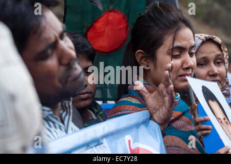 Dhaka, Bangladesch. 10. Dezember 2014. Strohalm Mitglieder machte Menschenkette halten Bilder von ihrer vermissten Angehörigen anlässlich des internationalen Tages der Menschenrechte in Dhaka. Rechte Organisation zufolge zufolge Odhikar 150 Personen, hauptsächlich aus politischen Hintergründe zum Opfer Verschwindenlassen von Januar 2009 bis August 2014 fiel. Bildnachweis: Zakir Hossain Chowdhury Zakir/Alamy Live-Nachrichten Stockfoto