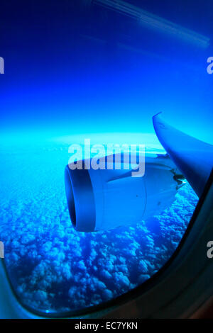 Blick aus dem Flugzeug Fenster zeigt die blaue Dimmen Wirkung Windows in den neuen Boeing 787 Dreamliner, Motor und Flügelspitze. Stockfoto