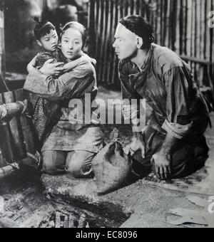 Die gute Erde, 1937. O-Lan und Wang Lung finden ihre Nahrung finden erschöpft. Die gute Erde ist ein 1937 American drama Film über chinesische Bauern, die kämpfen, um zu überleben. Sterne Paul Muni als Wang Lung. Für ihre Rolle als seine Frau O-Lan, Luise Rainer gewann einen Academy Award für die beste Darstellerin Stockfoto