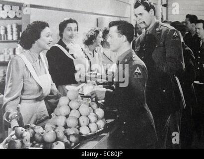 Bühneneingang Kantine, 1943.  Katherine Cornell und Aline MacMahon dienen die Soldaten. Stockfoto