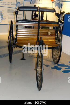 Replik des weltweit ersten Pkw, die im Jahre 1886 durch Karl Benz in Mannheim gebaut wurde. Es wurde von einem 1-Zylinder Motor unterhalb der Straße versorgt. Stockfoto