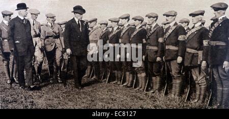 Foto von Sir Edward Carson (1854-1935) Inspektion seiner Ulster freiwilliger. Datiert 1914 Stockfoto