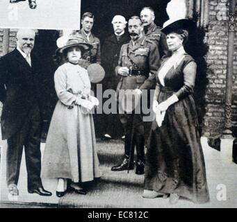 Foto von King George V (1865-1935) und Königin Mary von Teck (1867 - 1953) Der britische Offiziere' Club. Mit ihnen sind Präsident und Mme. Poincare, seine Königliche Hoheit der Prinz von Wales, Sir Francis Bertie und Sir Douglas Haig. Vom 1917 Stockfoto