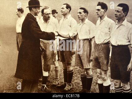 Der Herzog von York, später König George VI grüßt Spieler bei einem Fußballspiel in Tottenham Spurs Fußballplatz, London 1922 Stockfoto