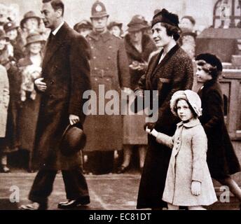 Der Herzog und die Herzogin von York, mit ihrer Tochter Prinzessin Elizabeth und Prinzessin Margret 1934 gezeigt, 2 Jahre vor dem Herzog wurde der König von England als George VI. Stockfoto