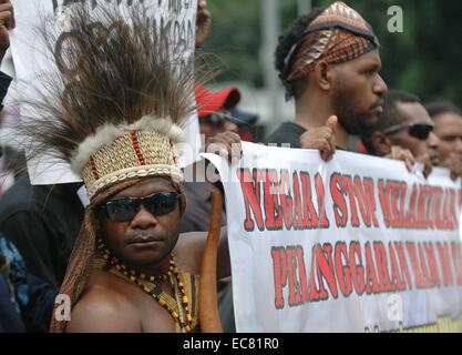 Jakarta, Indonesien. 10. Dezember 2014. Papua Studenten teilnehmen an einer Kundgebung anlässlich des internationalen Tages der Menschenrechte in Jakarta, Indonesien, 10. Dezember 2014. Papua Studenten bitten um Beachtung seitens der Regierung, nachdem vier Jugendliche in Ost-Indonesien unruhigen Provinz Papua bei Zusammenstößen mit den Sicherheitskräften tot aufgefunden wurden. Agung Kuncahya © B./Xinhua/Alamy Live-Nachrichten Stockfoto