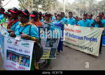 Dhaka, Bangladesch. 10. Dezember 2014. Mehrere Menschenrechtsorganisationen aus Bangladesch besuchen eine Rallye in den Straßen vor dem National Press Club anlässlich des internationalen Tages der Menschenrechte in Dhaka, Bangladesch-Credit: Zakir Hossain Chowdhury Zakir/Alamy Live-Nachrichten Stockfoto