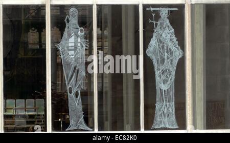 Windows geätzt von John Hutton darzustellen, Heiligen und Engel in der neuen St. Michael's Cathedral, Coventry. Entworfen von Basil Spence und Arup 1962 wurde gebaut, die Kathedrale, die während des Zweiten Weltkriegs 1940 bombardiert wurde zu ersetzen Stockfoto