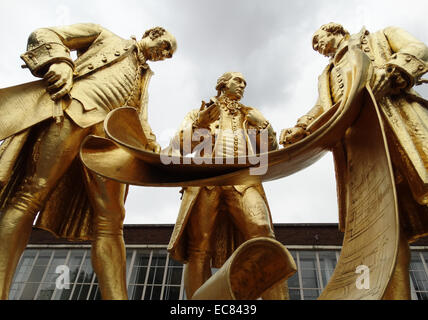 William Bloye die Statue von Matthew Boulton; James Watt und William Murdoch; drei der berühmtesten Männer von Birmingham. Es war, die Teil eines Civic Center Komplex geworden, aber die einzigen Teile, die überhaupt durchgeführt wurden, waren Baskerville Haus und in der Halle der Erinnerung in Centenary Square. Stockfoto