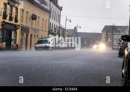 Ardara, County Donegal, Irland. 10. Dezember 2014. Explosive Zyklogenese - bekannt als die "Wetter-Bombe" trifft die Westküste-Dorf mit einem Hagelsturm. Bildnachweis: Richard Wayman/Alamy Live-Nachrichten Stockfoto