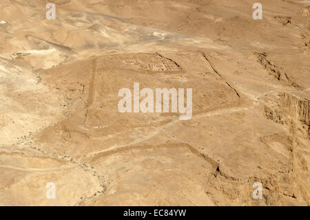 Reste der römischen Forts; umliegende Masada; eine alte Festung im südlichen Bezirk von Israel; auf eine isolierte Felsplateau am Rande der Judäischen Wüste gelegen; mit Blick auf das Tote Meer. Stockfoto