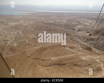 Reste der römischen Forts; umliegende Masada. Masada ist eine alte Festung im südlichen Bezirk von Israel auf eine isolierte Felsplateau am Rande der Judäischen Wüste gelegen; mit Blick auf das Tote Meer. Nach Josephus; die Belagerung von Masada durch Truppen des Römischen Reiches gegen Ende des Ersten Jewish-Roman Krieg endete in den Massenselbstmord der 960 Sikarier Rebellen und ihre Familien dort versteckt. Stockfoto