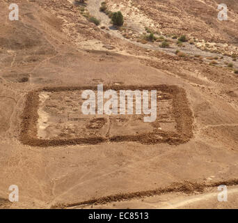 Reste der römischen Forts; umliegende Masada. Masada ist eine alte Festung im südlichen Bezirk von Israel auf eine isolierte Felsplateau am Rande der Judäischen Wüste gelegen; mit Blick auf das Tote Meer. Nach Josephus; die Belagerung von Masada durch Truppen des Römischen Reiches gegen Ende des Ersten Jewish-Roman Krieg endete in den Massenselbstmord der 960 Sikarier Rebellen und ihre Familien dort versteckt. Stockfoto