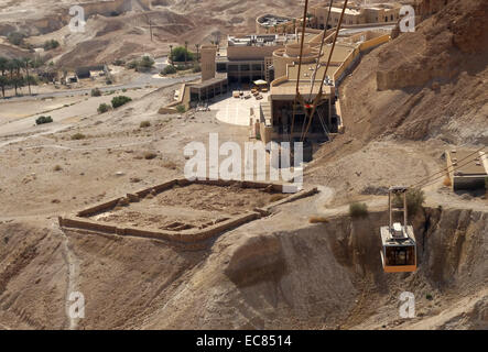 Reste der römischen Forts; umliegende Masada. Masada ist eine alte Festung im südlichen Bezirk von Israel auf eine isolierte Felsplateau am Rande der Judäischen Wüste gelegen; mit Blick auf das Tote Meer. Nach Josephus; die Belagerung von Masada durch Truppen des Römischen Reiches gegen Ende des Ersten Jewish-Roman Krieg endete in den Massenselbstmord der 960 Sikarier Rebellen und ihre Familien dort versteckt. Stockfoto